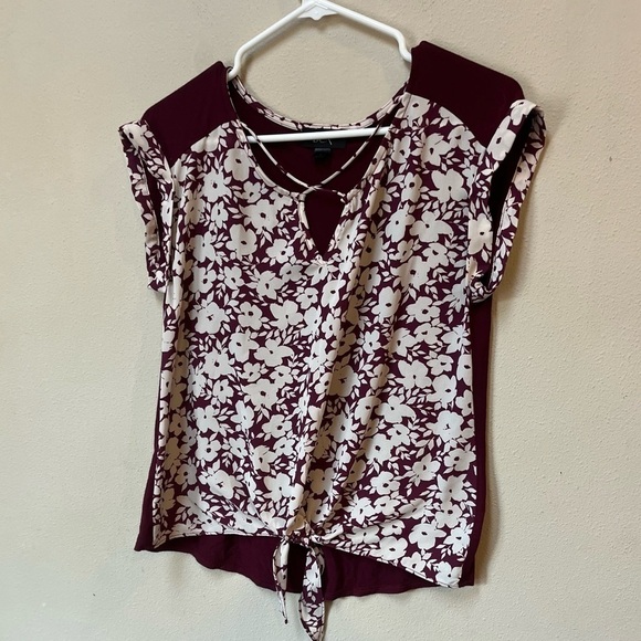 Maroon Floral Tie Front Blouse Criss Cross Neck – BCX Juniors Medium - Picture 7 of 7